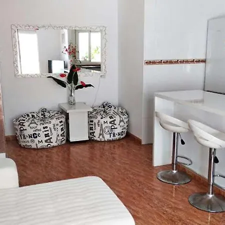 With Parking 280 M From Locos Apartment